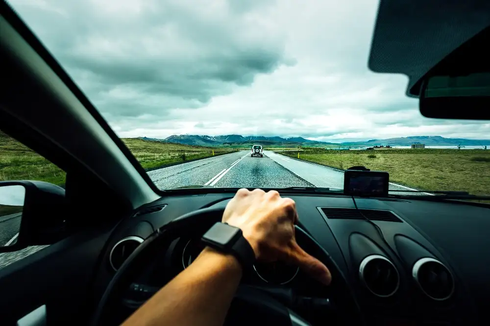 Căn đường khi lái xe, người điều khiển cần nhanh nhạy khi xác định hướng xe chuyển động trên đường 