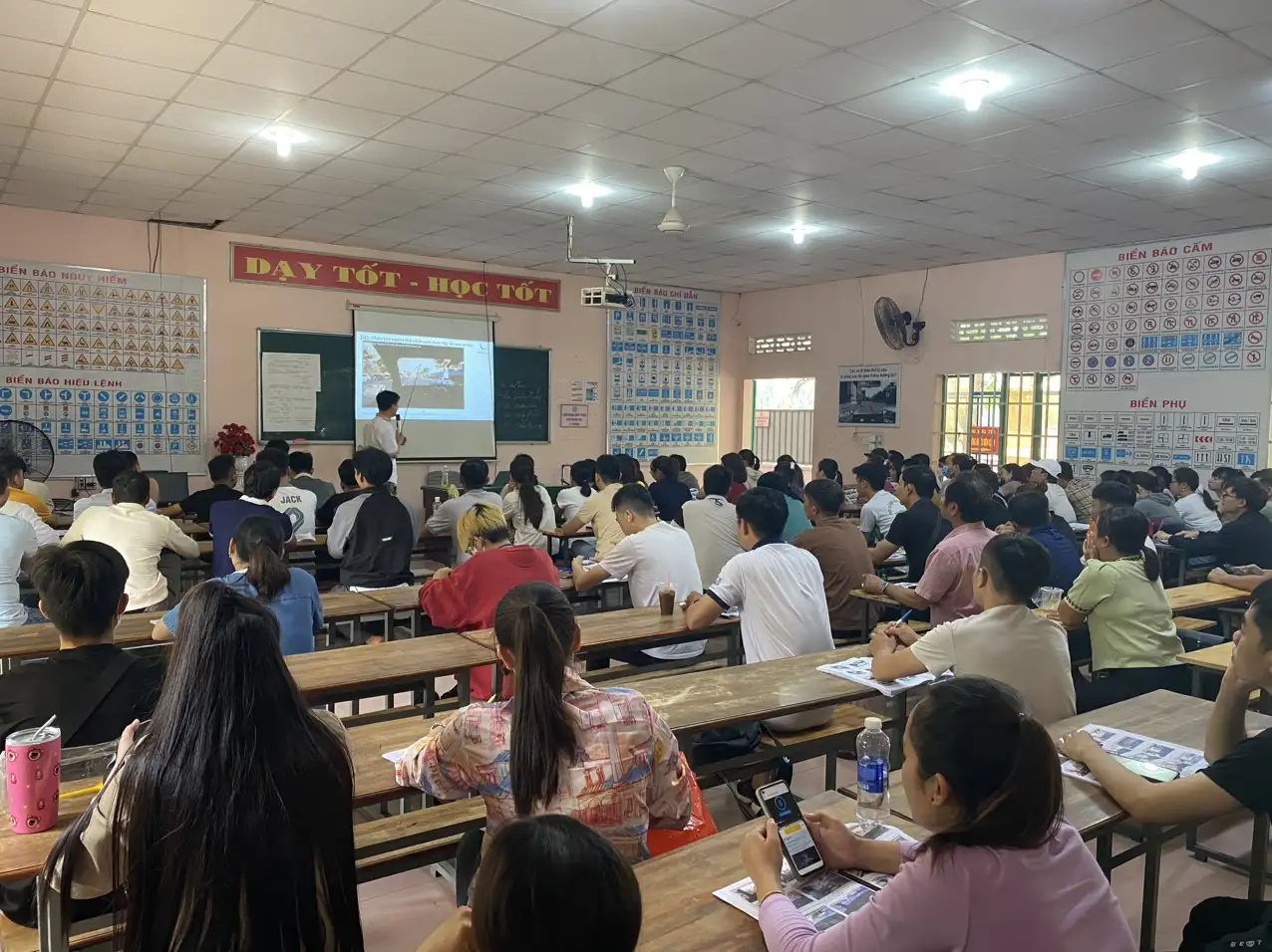 Hướng dẫn phương pháp làm bài Mô phỏng giao thông cho học viên khóa B2K123-B2K124 tại Trung tâm Thành Đạt tỉnh Bình Phước